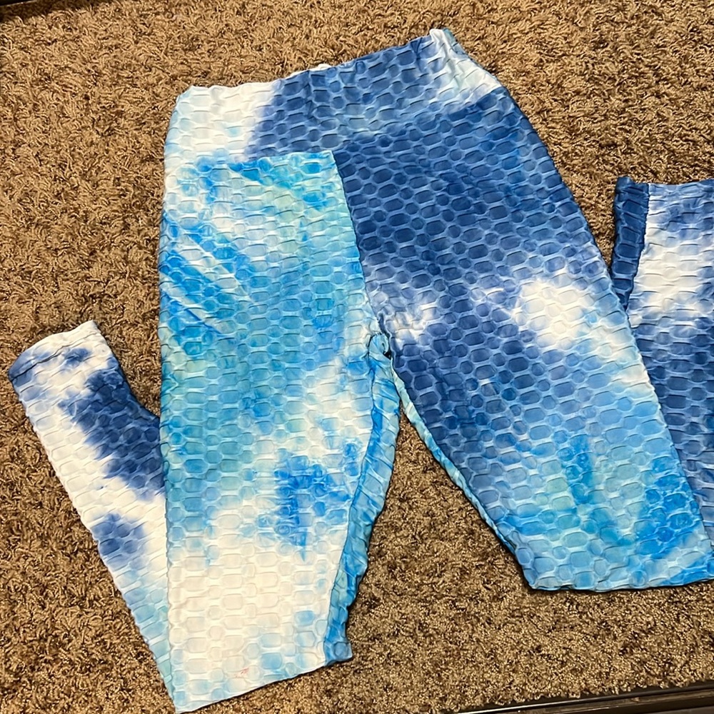 Blue and white tie dye ruched back leggings